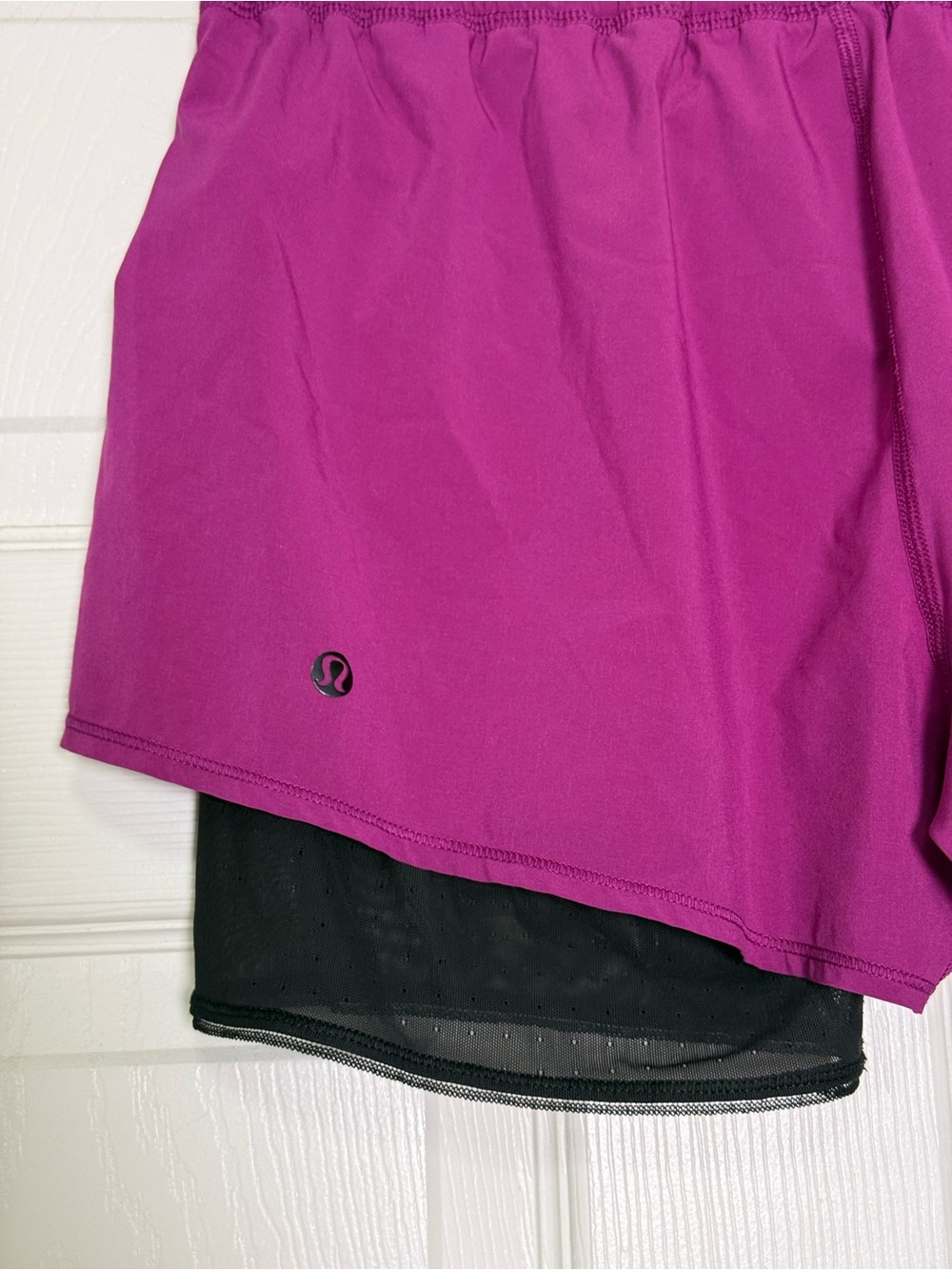 Lululemon Hot to Street Shorts in a Regal Plum built-in Black Mesh Liner Size 8 - Picture 5 of 10